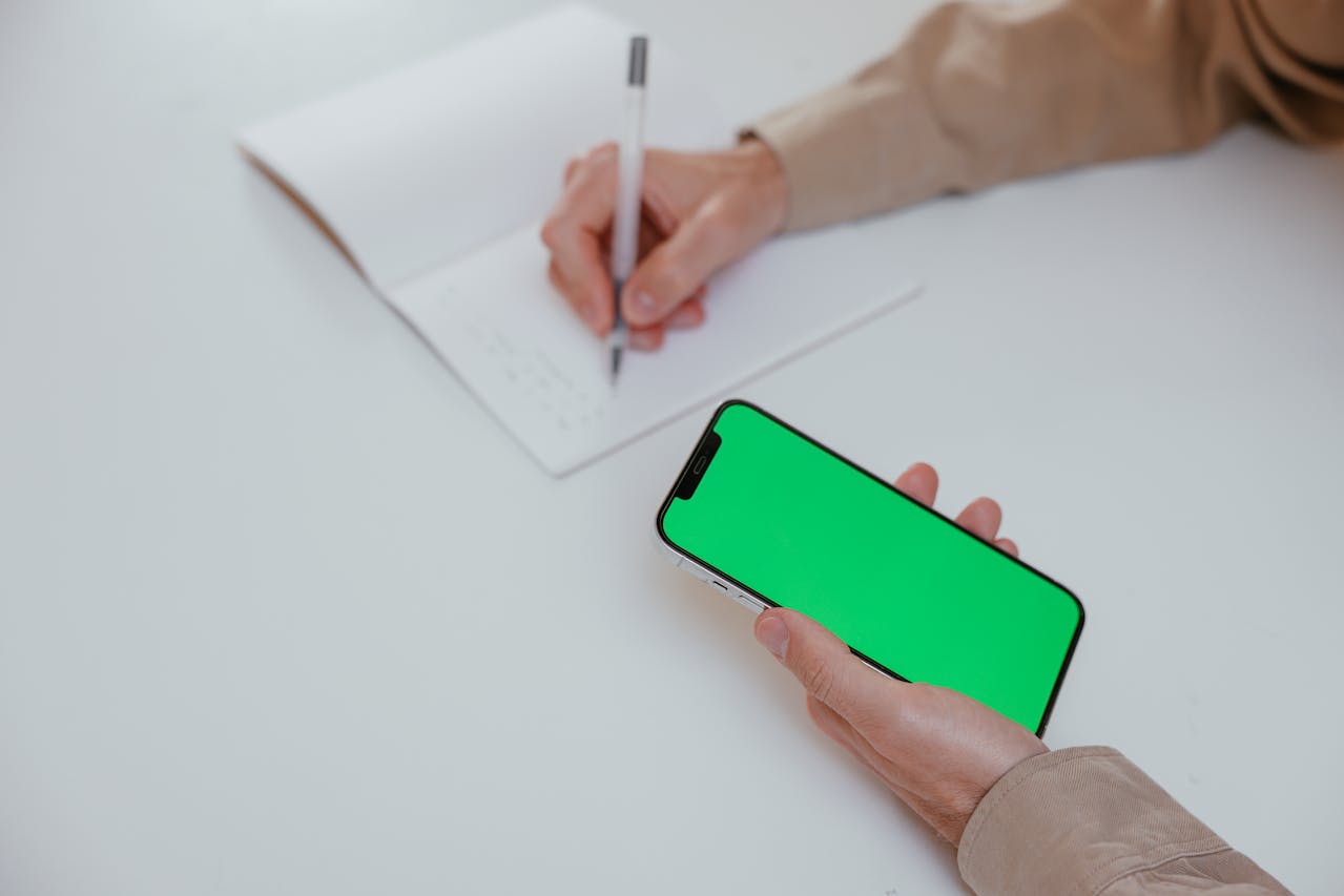 cara mengatasi layar iphone green screen